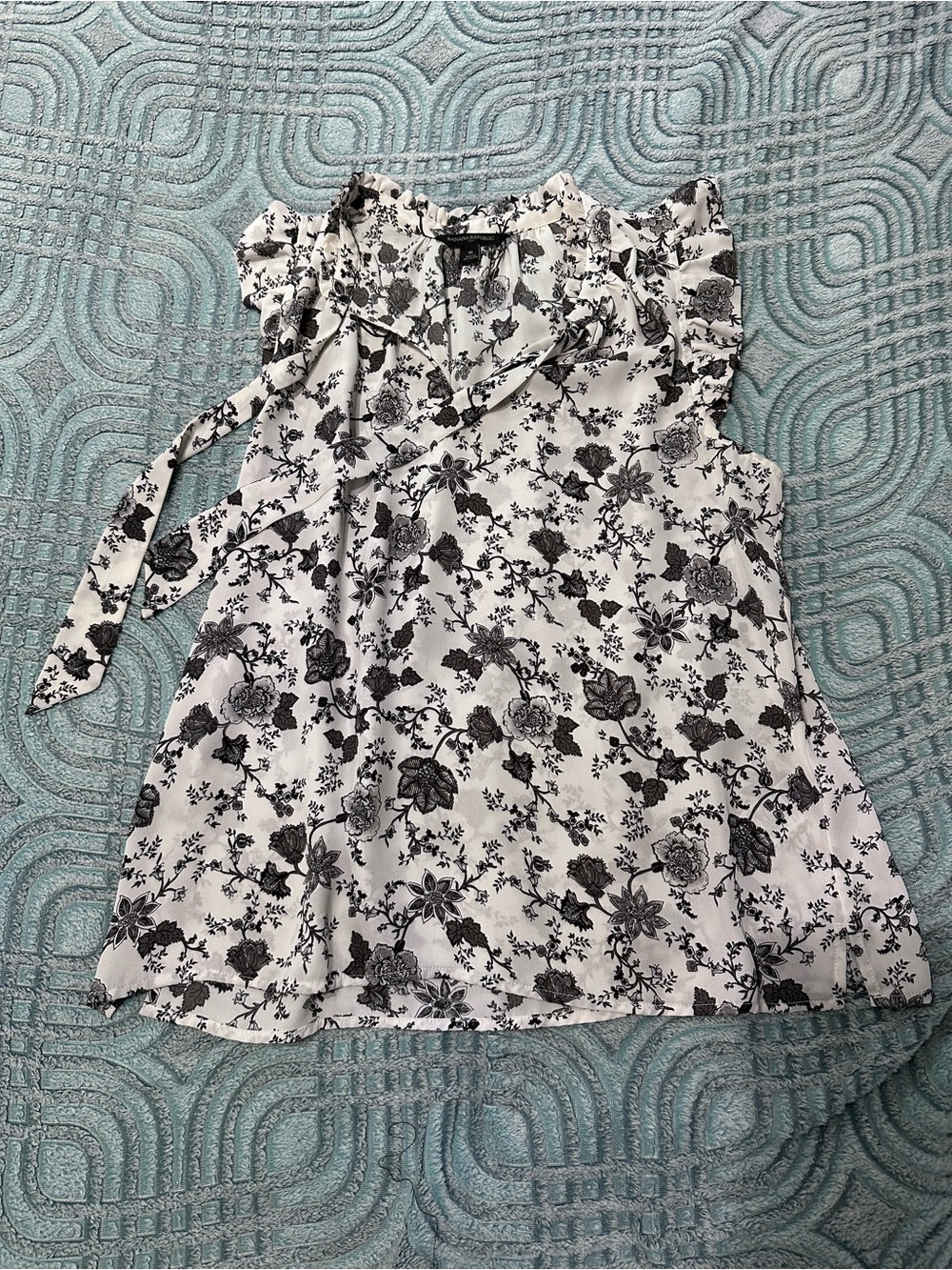 Banana Republic Black & White Floral Tie-Neck Ruffle Sleeve Blouse